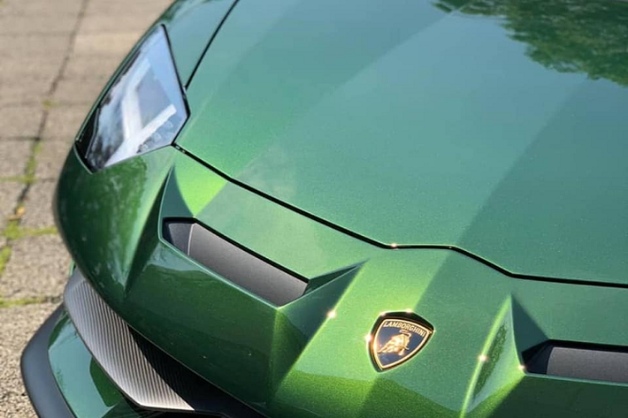 Kết hợp với màu sơn này bên ngoài là những chi tiết được làm bằng sợi carbon màu đen mờ như ốp hốc gió, hai miếng ốp hông, ốp cản trước/sau cùng cánh gió lớn và khoang động cơ.