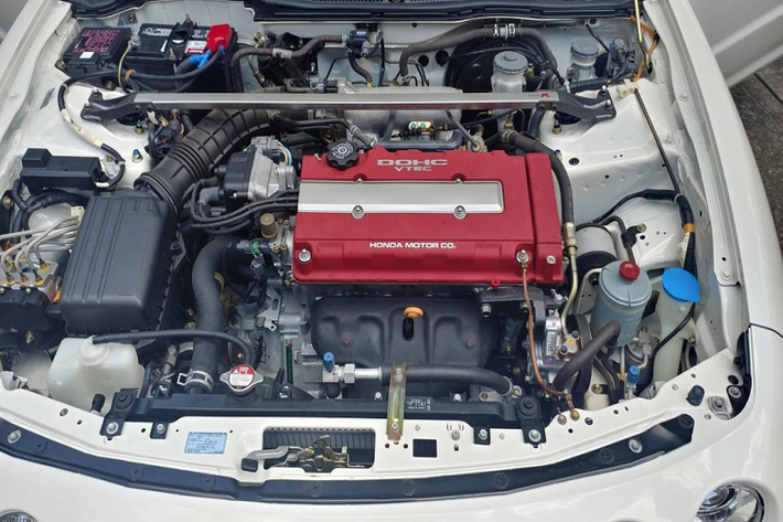 Nội thất Acura Integra Type R hàng hiếm này được bọc nỉ tổng hợp với chỉ viền màu đỏ tương phản. Màu đỏ này tương ứng với màu đỏ của logo TypeR và động cơ DOHC VTEC của chính nó. Xe được trang bị khối Động cơ DOHC VTEC này của xe có dung tích 1.8L 4 xy-lanh, cho công suất 195 mã lực và mô men xoắn cực đại 176 Nm.