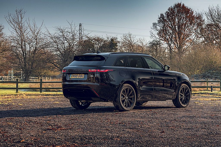 Được phát triển dựa trên mẫu D180 R-Dynamic SE – model bán chạy nhất trong dòng sản phẩm, Range Rover Velar Black mới sở hữu tất cả các trang bị, tiện ích hiện tại và nâng cấp, có thể “chào sân” với mức giá khoảng 56.995 bảng Anh (tương đương 1,75 tỷ đồng).