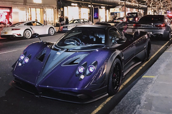 So với bản thiết kế mà hãng công bố cách đây nửa năm, Pagani Zonda Zun sở hữu một số điểm khác biệt. Đối với màu sơn ngoại thất, thay vì một số dự đoán về màu tím trên bản thiết kế, chiếc xe đã được trang bị carbon tím độc đáo.
