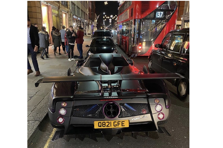Có thể nói, đây chính là chiếc Pagani Zonda đầu tiên được khoác lên mình lớp áo màu carbon tím. Những phần lip hông hay cánh gió đuôi đều được làm bằng chất liệu carbon màu tím. Ở ngoại thất, chiếc xe được phối hai màu chủ đạo đen – tím tất cả các chi tiết. Mâm xe cũng được phối giữa hai màu tím – đen theo phong cách phối màu chung của xe.