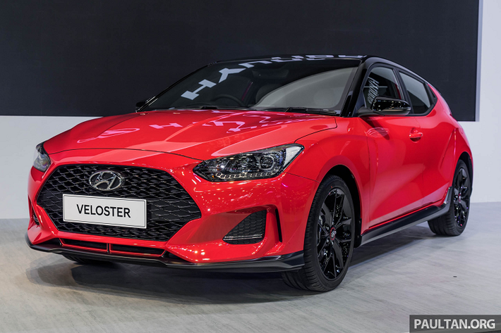 Mẫu xe hatchback Hyundai Veloster 2020 đã chính thức trình làng Đông Nam Á tại Triển lãm Ôtô Thái Lan. Xe được thiết kế lại đáng kể về ngoại thất và nội thất. Giống như thế hệ đầu tiên, thân xe theo kiểu bất đối xứng 2+1 được giữ lại, nhưng thiết kế tổng thể góc cạnh hơn. Lưới tản nhiệt hình lục giác rộng hơn, kết hợp với đèn pha sắc cạnh, nắp capo gân guốc và cản trước trông dữ dằn hơn.