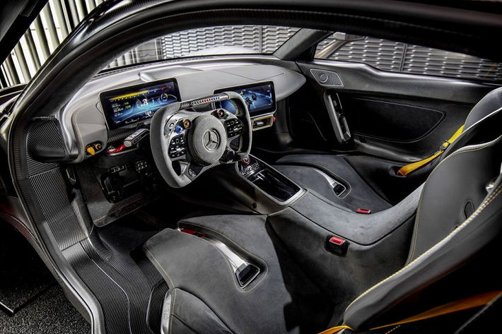 Mercedes-AMG One sẽ ra mắt với hệ dẫn động chia sẻ cùng chiếc F1 2017, sử dụng động cơ V6 1.6 lít công nghệ hybrid.