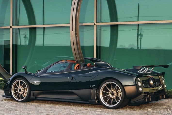 Mỗi mẫu siêu xe của Pagani luôn trở thành thứ được giới thượng lưu “săn đón” với số lượng giới hạn. Pagani còn đem lại cho khách hàng nhiều phiên bản “đặt riêng” theo ý thích của họ. Ngoài ra, những phiên bản đặc biệt luôn mang trên mình những vẻ đẹp riêng.