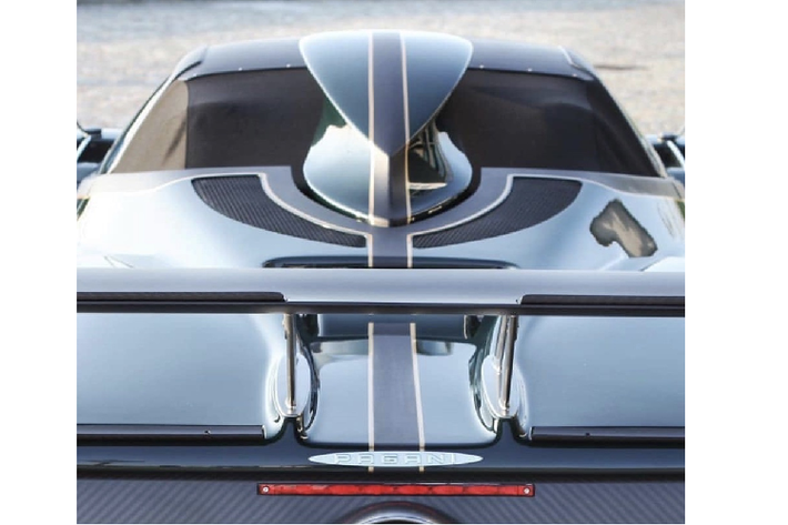 Pagani Zonda Venti mang trên mình màu xanh British Racing Green thường thấy trên các mẫu xe đua Anh Quốc. Màu sắc của Pagani Zonda Venti được lấy cảm hứng từ chiếc xe đua F1 BRM Type 15 – Chiếc xe đua đã từng một thời gắn liền với tên tuổi của tay đua người Argentine Juan Manuel Fangio. Dọc xe còn được trang bị một đường kẻ carbon viền vàng khá bắt mắt và nổi bật.