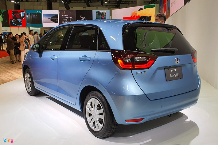 So với thế hệ tiền nhiệm, Honda Jazz 2020 mới trông "Nhật Bản" hơn với thiết kế tròn, thon gọn, các đường nét góc cạnh hiện đại đã bị loại bỏ.