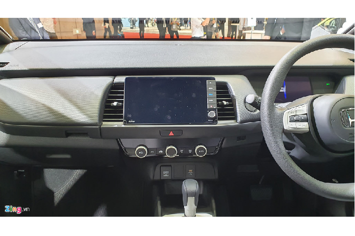 Honda Jazz 2020 có 5 phiên bản là Basic, Home, Ness, Crosstar và Luxe. Xe được trang bị tiêu chuẩn camera góc rộng với tổng cộng 8 cảm biến ở phía trước và sau, giúp tăng hiệu quả hoạt động của hệ thống phanh tự động khẩn cấp. Ngoài ra, Jazz 2020 còn được bổ sung hệ thống an toàn Honda Sensing dưới dạng trang bị tùy chọn.