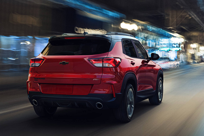 Tạm bỏ qua nền tảng kỹ thuật thì có thể thấy mẫu TrailBlazer “mới” lần này có ngoại hình cũng không đến nỗi nào. Xe được quảng cáo là lấy cảm hứng từ mẫu xe concept FNR CarryAll từng ra mắt vào tháng 11 năm ngoái, có đèn pha được đặt bên dưới còn cụm đèn LED DRL và đèn sương mù lại nằm phía trên, cùng với cột A sơn đen và cột C được cắt ngang tạo nên cảm giác “mui nổi” độc đáo.