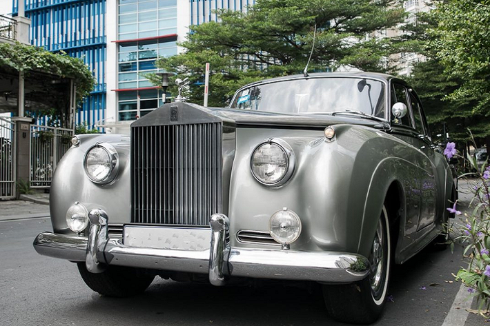 Silver Cloud I sở hữu cấu trúc thân thép được chế tạo rất chắc chắn cùng những chi tiết được chế tạo bằng vật liệu hợp kim nhôm như cửa ra vào, phần mui xe hay nắp capo. Chiếc xe có chiều dài cơ sở lên tới 5,38m. Đi kèm với vẻ ngoài “đồ sộ” chính là động cơ I6 4.9Lit, giúp sản sinh công suất 155 mã lực. Chiếc xe được trang bị hộp số tự động bốn cấp.