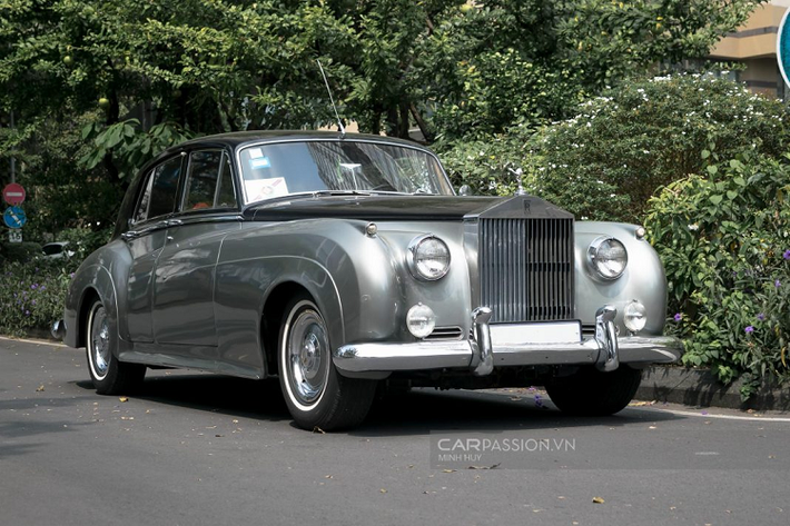 Tại Việt Nam, số lượng những chiếc Rolls-Royce không hề nhỏ. Tuy nhiên, đa phần những chiếc Rolls-Royce tại Việt Nam thuộc phiên bản về sau được sản xuất bởi Rolls-Royce Motorcars, cụ thể hơn là những mẫu xe như Phantom VII, Ghost, Wraith,…Trong số những chiếc Rolls-Royce tại Việt Nam, giới mê xe vẫn có thể có cơ hội được thấy những phiên bản cũ của thương hiệu này như Silver Spirit Mark I, Corniche,…