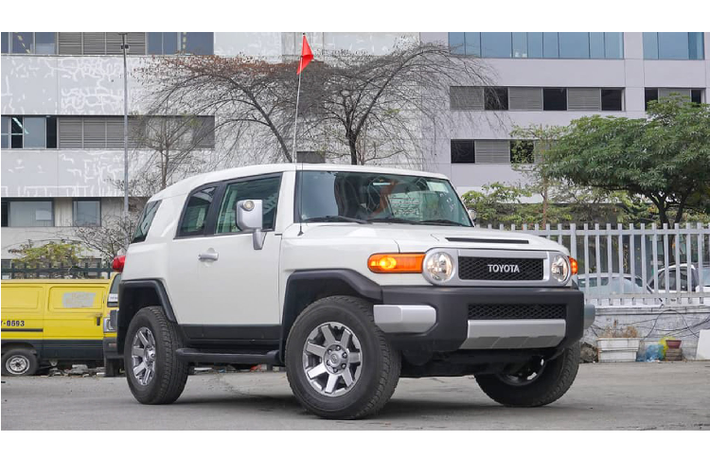 Mẫu xe Toyota FJ Cruiser là cái tên không còn quá xa lạ với người chơi xe off-road tại Việt Nam. Mẫu SUV 2+2 này được yêu thích bởi thiết kế ngoại thất phong trần khoẻ khoắn, nội thất hực dụng, động cơ bền bỉ đi cùng với hệ thống dẫn động bốn bánh dễ dàng chinh phục nhiều cung đường địa hình.