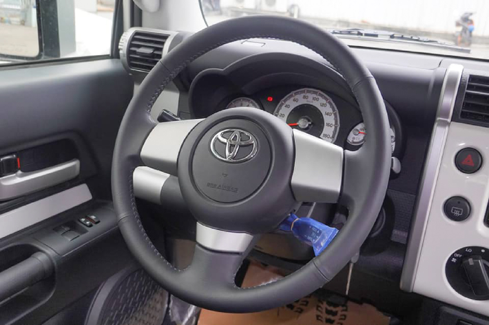 FJ Cruiser sử dụng hệ thống treo tay đòn kép kết hợp với thanh ổn định ở phía trước, trong khi ở phía sau dạng đa liên kết kết hợp với lò xo và thanh ổn định. FJ Cruiser có chung một số bộ phận ở hệ thống treo tương tự như Land Cruiser Prado, Tacoma, 4Runner hay Hilux 120-series.