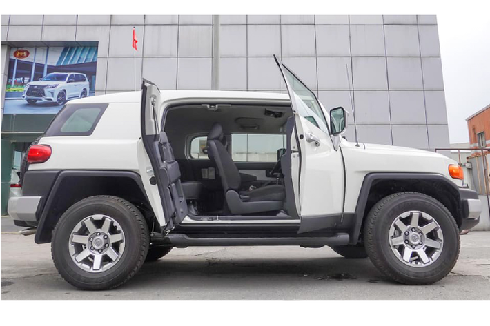 FJ Cruiser của Toyota là một chiếc SUV mang thiết kế tối giản để người lái tập trung vào việc vận hành và thưởng thức những cung đường địa hình. Chính vì thế, nó không mang nhiều “đồ chơi” tiện nghi & giải trí, vô lăng trơn được bọc da, khởi động bằng chìa cơ, ngay chính giữa là màn hình 7 inch trung tâm, hỗ trợ kết nối Bluetooth/AUX/USC/CD và 08 loa giải trí và điều hoà 01 vùng độc lập, ghế ngồi bọc nỉ pha da và chỉnh cơ toàn bộ...