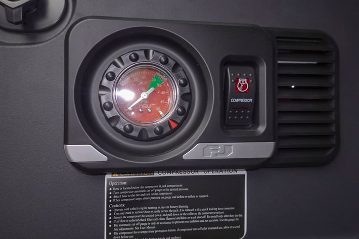 Bên cạnh ngoại thất mang thiết kế chắc chắn đậm chất xe SUV, FJ Cruiser còn ghi điểm với nội thất rộng rãi, sử dụng ghế không thấm nước và bề mặt dễ dàng lau chùi. Bảng táp-lô điều khiển trung tâm được thiết kế để cho tầm nhìn bao quát giúp người lái dễ dàng quan sát khi vận hành.