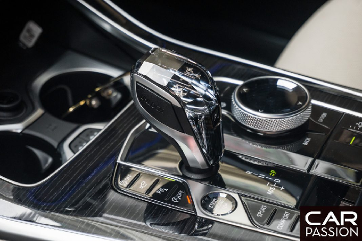Điểm mới trên BMW X7 là cần số của được làm từ pha lê, đặt ngay cạnh cần số là nút khởi động Start/Stop và dãy nút điều khiển các chế độ lái bao gồm : Eco Pro, Comfort và Sport.