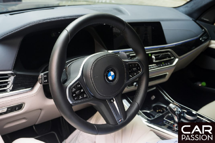 Thuộc phiên bản xDrive 40i M Sport nên khoang nội thất của X7 sở hữu vô-lăng mang thiết kế tròn, tích hợp nhiều nút bấm tiện ích và được bổ sung logo của M Performance. Một khác biệt nữa trên phiên bản M Sport so với phiên bản tiêu chuẩn là lẫy chuyển số được bổ sung ngay sau vô-lăng giúp cho người lái có thể tự tin chuyển số khi vận hành X7 ở tốc độ cao.