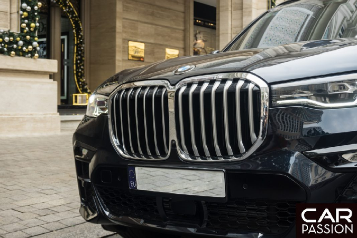BMW X7 2020 mới chính là mẫu SUV full-size đầu tiên của hãng xe Đức, xe sở hữu vẻ ngoài bề thế với kích thước bao gồm chiều dài x rộng x cao lần lượt là 5.163 x 1.999 x 1.805 mm và chiều dài của trục cơ sở là 3.103 mm. Cụ thể kích thước của BMW X7 lớn hơn X5 thế hệ mới khi dài hơn 200 mm, rộng hơn 80 mm và cao hơn 40 mm.