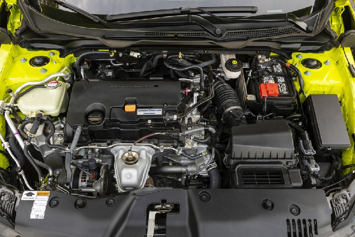 Tiếp tới, không gian nội thất của Civic Sport Sedan mang đậm hơi hướng thể thao với vô-lăng bọc da, hệ thống âm thanh 8 loa cùng màn hình giải trí 7 inch có kết nối điện thoại thông minh qua Android Auto và Apple CarPlay, bàn đạp thể thao, ghế sau gập 60/40 và hệ thống Smart Entry hiện đại.