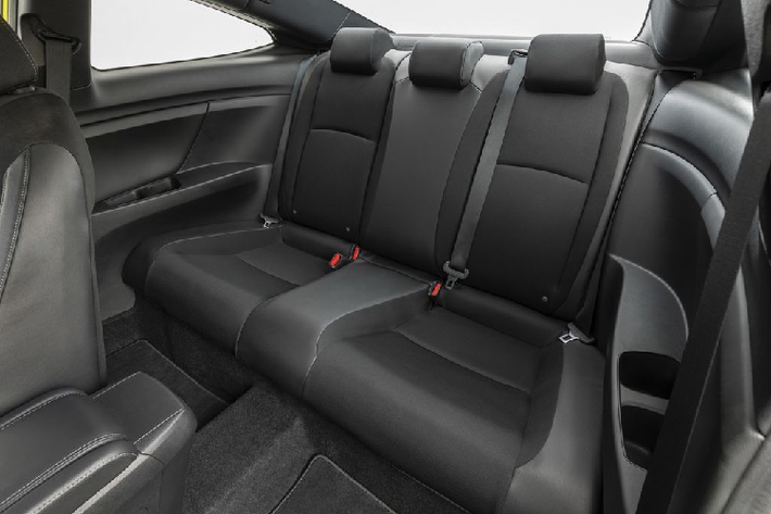 Kế tiếp là phiên bản Sedan EX với mức giá từ 23.700 USD (khoảng 567 triệu đồng). Giống như bản Sport, bản EX cũng được trang bị cánh gió phía sau và bộ mâm hợp kim 17 inch. Bên trong khoang cabin, bản EX được trang bị ghế lái điều khiển 8 hướng, hàng ghế trước có chức năng sưởi và hệ thống điều hoà 2 vùng độc lập, gương trang điểm, tựa tay cho hàng ghế sau và đồng hồ Honda.