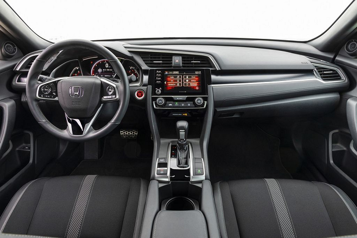 Giá xe Honda Civic 2020 từ 21.450 USD (khoảng 515 triệu đồng), phiên bản Sedan Sport mang trong mình ngoại hình dữ dằn và mạnh mẽ hơn hẳn so với các phiên bản khác. Các trang bị ngoại thất nổi bật trên bản Sport bao gồm cánh lướt gió màu đen, hệ thống ống xả đặt giữa đuôi xe, đèn sương mù, mâm xe 18 inch sơn đen bóng..