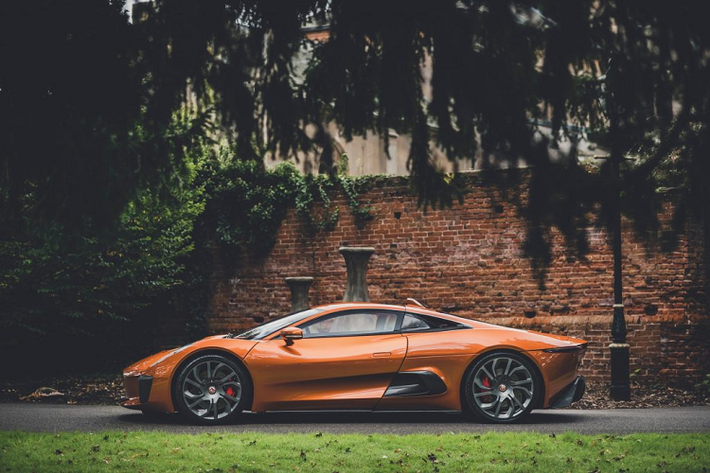 Chiếc siêu xe Jaguar C-X75 này mang số khung #001, đây là một trong số những chiếc xe được sản xuất để thực hiện màn đuổi bắt của phản diện Mr.Hinx (Dave Bautista) và James Bond (Daniel Craig) tại thành phố Roma.