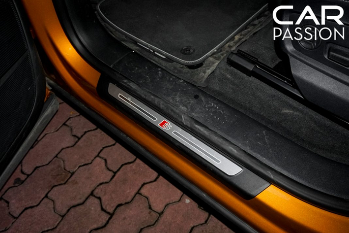 Cụm đồng hồ trung tâm dạng full LCD hiện đại, hàng ghế sau của Audi Q8 rất rộng rãi và thoải mái, được tích hợp điều hòa độc lập, sưởi ghế và được điều khiển thông qua một màn hình cảm ứng nhỏ ở phía sau bệ tì tay của hàng ghế trước. Bên dưới đó là hai cổng USB có chức năng để sạc điện thoại khi cần thiết.