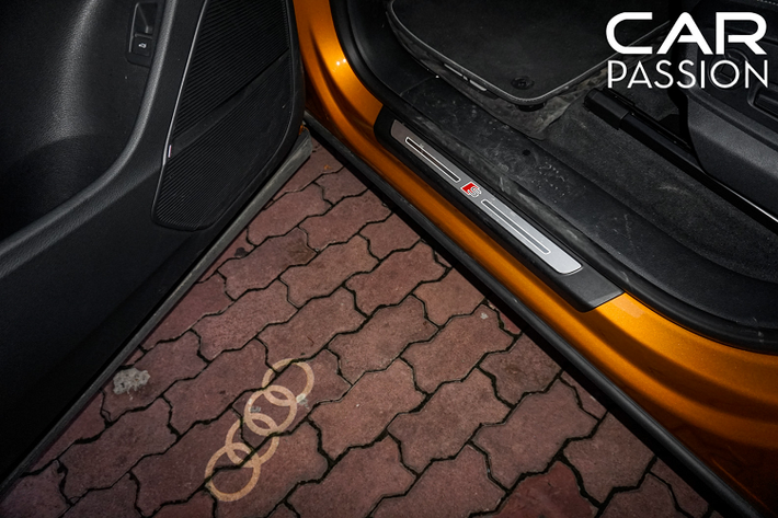 Tựa lưng ghế trên Audi Q8 có thể gập xuống giúp tăng sức chứa của khoang hành lý phía sau lên đến 1.755 lít. Logo Q8 và Quattro được đặt hai bên hông xe. Một cánh gió nhỏ được gắn cố định vào nắp cốp nhằm tăng tính ổn định cho thân xe khi vận hành với tốc độ cao. Bên cạnh đó, Audi cũng trang bị cho Q8 một số công nghệ an toàn đáng chú ý như hệ thống treo tích hợp kiểm soát giảm xóc được trang bị tiêu chuẩn và hệ thống hiển thị trên kính lái (Head-up Display).