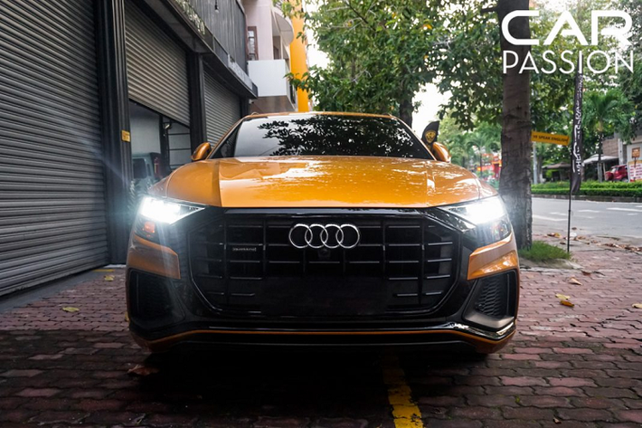 Chiếc SUV hạng sang Audi Q8 trong bài viết thường xuất hiện tại các buổi offline của các thành viên CarPassion cũng như từng tham dự nhiều hành trình như chuyến đi Đà Lạt-Nha Trang cách đây không lâu. Về tổng thể, xe sở hữu lớp sơn cam Dragon Orange nổi bật giống với chiếc Q8 được Audi Việt Nam giới thiệu đến công chúng tại triển lãm VMS 2018, điểm khác biệt chính là gói trang bị “Year One Package”.