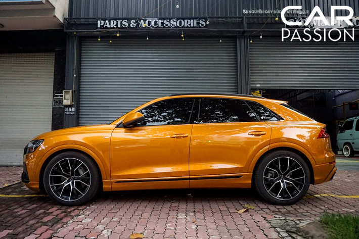 Gói nâng cấp này sẽ khiến ngoại hình của Audi Q8 2019 mới trông thể thao hơn với bộ mâm đa chấu diamond-cut có kích thước lên đến 22 inch, phần cản trước bao gồm lưới tản nhiệt và phần viền hốc gió được sơn đen bóng, thanh kim loại cũng như cản va sau của xe cũng được đen bóng tạo điểm nhấn.