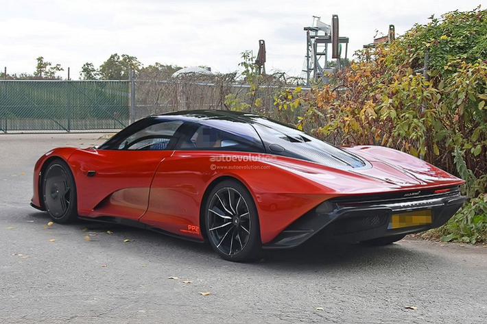 Trong vòng 3 hoặc 4 năm tới, hãng siêu xe McLaren kỳ vọng sẽ “hybrid hóa” thành công tất cả dòng sản phẩm với số lượng các biến thể có thể tăng hoặc giảm, từ Sports Series tới Super Series hay Ultimate Series. Hồi đầu năm nay, những hình ảnh về một bản thảo của dòng 720S đã lộ diện khi đang thử nghiệm hệ dẫn động Hybrid. Tuy nhiên với tấm đề-can MVY04-BP23 trên kính lái, đây có lẽ chỉ là một phần của quá trình phát triển chiếc siêu xe Speedtail.
