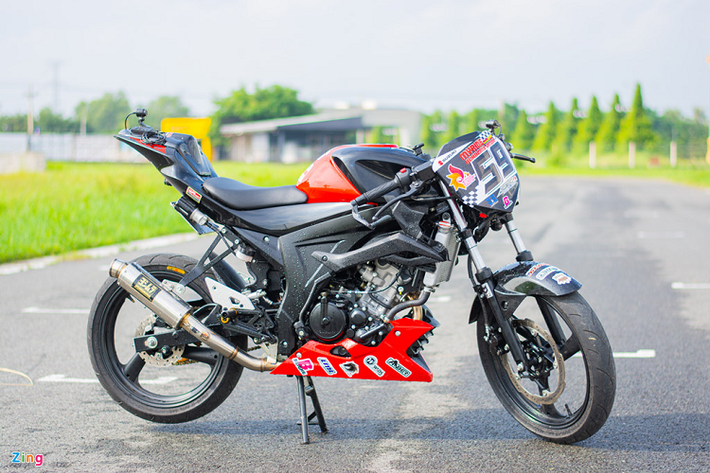 Sinh ra với hình dáng là một chiếc naked bike nhưng chiếc xe máy Suzuki GSX-S150 trong bài viết đã được chủ nhân thiết kế lại với phong cách của một chiếc xe đua sport bike thực thụ. Hầu hết phụ kiện trên xe đến từ các hãng phụ kiện xe có tiếng và được đặt từ nước ngoài mang về.