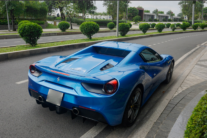 Phần mui xếp trên chiếc Ferrari 488 Spider tại Việt Nam này chỉ mất 14 giây cho công đoạn đóng/mở và có thể được thực hiện ngay khi xe đang di chuyển, cơ chế đóng/mở này nặng đến 50 kg khiến cho tổng trọng lượng của xe đạt mức 1.420 kg, tuy vậy thì 488 Spider vẫn nhẹ hơn 10 kg so với đàn anh 458 Spider.