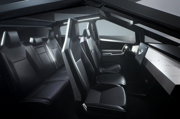 Trên chiếc bán tải này, Tesla đưa ra ba cấu hình động cơ với ba mức sức mạnh và giá bán khác nhau. Đầu tiên, khách hàng sẽ có phiên bản rẻ nhất với một mô-tơ điện có tên Single Motor Rear-Wheel Drive. Phiên bản này của Tesla Cybertruck được trang bị một mô-tơ điện có khả năng tăng tốc lên 100 km/h trong 6,5 giây và tầm hoạt động ở mức 400 km cho một lần sạc. Sức kéo của phiên bản này sẽ ở mức 3.401 kg.