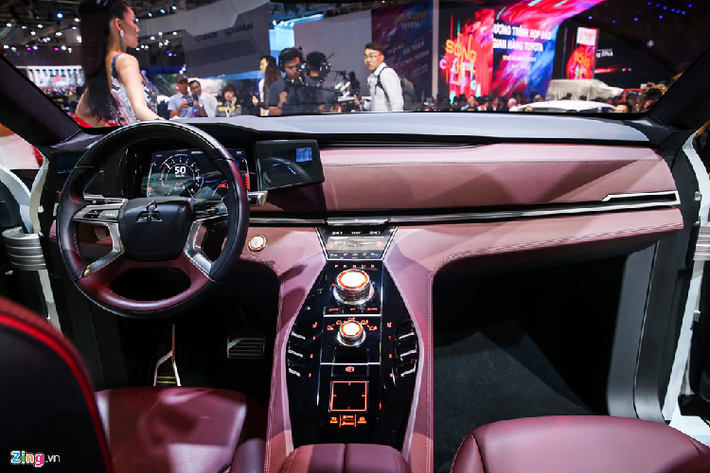 Hệ thống cửa trên xe có cấu tạo khá giống với các dòng xe của Rolls-Royce.