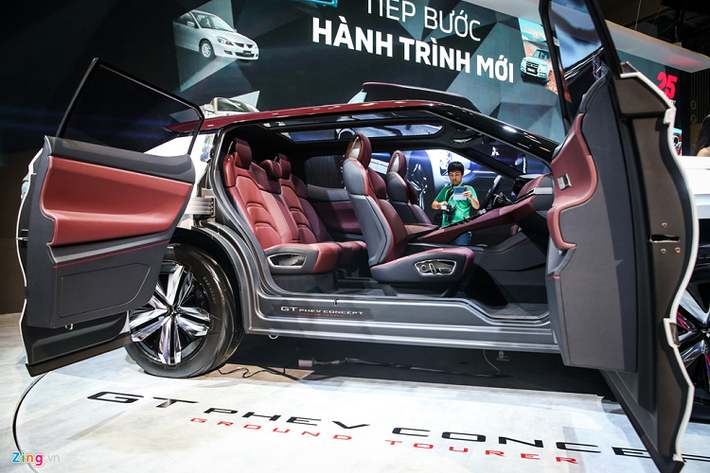 Phần lưới tản nhiệt được làm dạng dẹp và mảnh trông khá giống với mẫu Range Rover Evoque.