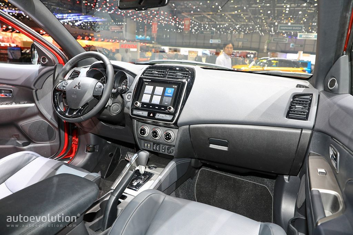 Ngoài ra, MY 2020 của Eclipse Cross sẽ xuất hiện với nhiều tính năng hỗ trợ người lái. Phiên bản SE và SEL giờ đây sẽ sở hữu những trang bị tiêu chuẩn như Đèn Tự động Hiệu suất cao, Cảnh báo lệch làn, Cảnh báo va chạm trước.
