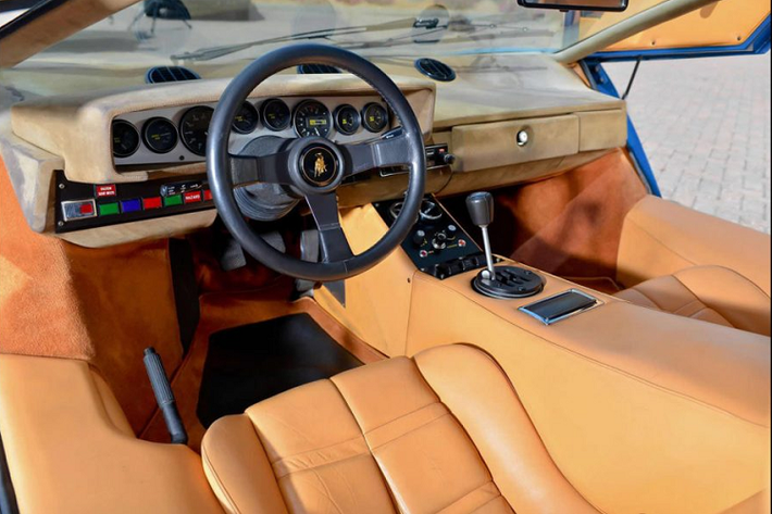 Dù có là phiên bản nào, Lamborghini Countach vẫn luôn có chỗ đứng trong tim người mê xe trên khắp thế giới. Nó là chiếc xe giúp mọi người có cái khái niệm về những chiếc Lamborghini sở hữu cửa cắt kéo, nó là tấm áp-phích trong phòng ngủ của mỗi cậu bé lớn lên vào những năm ’70, ’80 của thế kỷ trước và giúp họ tạo ra được sự đam mê và động lực để sở hữu một chiếc xe như vậy.