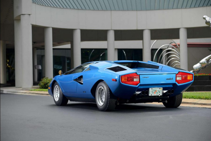 Countach LP400 là chiếc Countach thương mại đầu tiên được sản xuất. Xe lần đầu được bán ra vào năm 1974, ba năm sau khi concept được ra mắt tại Geneva Motorshow 1971. Chiếc Countach LP400 giữ lại gần như toàn bộ các đường nét thiết kế trên phiên bản concept trước đó. Những đường nét cứng cáp, vuông vức và phẳng, giống với một chiếc đĩa bay là những gì mà người ta thường nói về chiếc xe này.