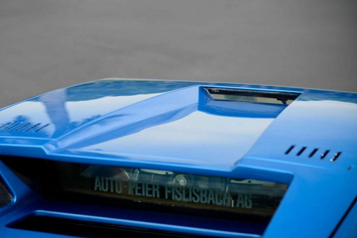 Sau ba năm được bán ra thị trường, Lamborghini nhận được nhiều phản hồi không mấy tích cực về phần gương này. Sau đó, hãng siêu xe mới nổi khi đó liền thiết kế lại và ra mắt phiên bản thay thế có tên LP400 S với phần gương chiếu hậu to và thực dụng hơn so với LP400. Trong suốt ba năm có mặt trên thị trường, Lamborghini đã sản xuất tổng cộng 150 chiếc LP400 với phần gương tròn và thêm 8 chiếc với gương lớn.