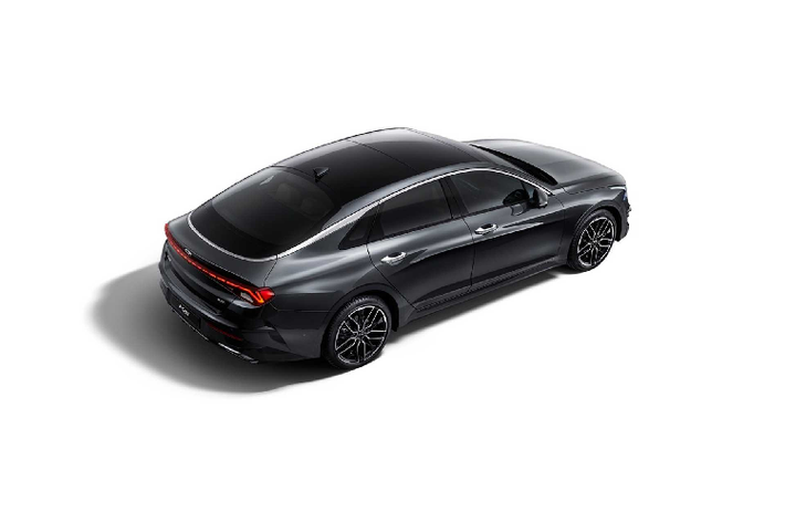 Optima 2020 được mong đợi sẽ sở hữu cụm đồng hồ hỗ trợ lái kỹ thuật số đi cùng với màn hình giải trí cỡ lớn. Vô lăng thiết kế mới, nhiều mức độ trang trí đẹp mắt và cao cấp hơn so với thế hệ trước đó. Núm điều khiển cần số dạng xoay thay cho kiểu gạt đặc trưng. Hệ thống AVN (Audio Video Navigation) cũng hứa hẹn sẽ hoạt động tốt hơn và có chất lượng đẹp hơn trên màn hình 3D trung tâm.