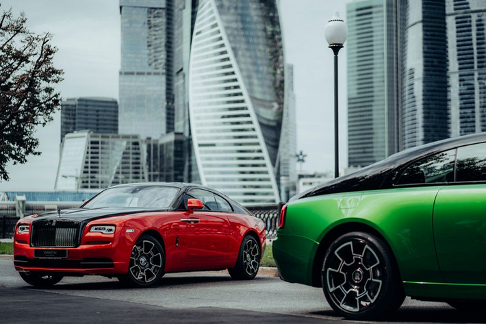 Mới đây, hãng xe siêu Anh Quốc - Rolls-Royce đã chính thức cho ra mắt phiên bản đặc biệt của mẫu Coupe Wraith với tên gọi Black & Bright. Phiên bản Rolls-Royce Wraith Black & Bright đặc biệt này được ra đời dựa trên nguồn cảm hứng từ vẻ đẹp lung linh của màn đêm thủ đô Moscow và nằm trong bộ series Black Badge.