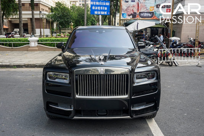 Sở dĩ hãng xe Anh Quốc chọn cái tên Cullinan cho chiếc SUV đầu tiên của họ vì Cullinan chính là tên của viên kim cương lớn nhất thế giới từng được phát hiện, Rolls-Royce muốn ám chỉ rằng “con cưng” của mình chính là báu vật vừa lớn và vừa có giá trị bậc nhất thế giới.
