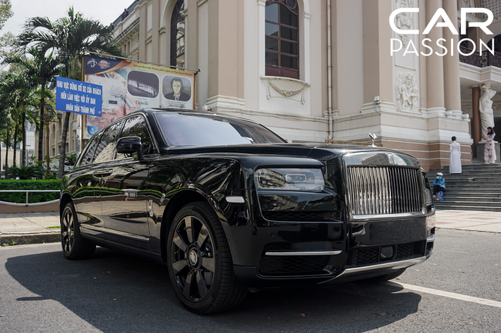 Vào sáng ngày 12/10 vừa qua, giới yêu xe đã không tránh khỏi sự bất ngờ khi SUV hàng “khủng” Rolls-Royce Cullinan tại Sài Gòn được bắt gặp khi đang đậu tại khu vực trung tâm thành phố, đánh dấu sự xuất hiện lần đầu tiên của mẫu SUV siêu sang đến từ Anh Quốc này tại đây.