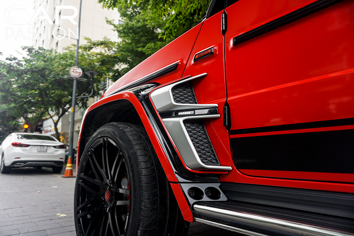 Ngoài ra, để tối ưu hóa khả năng di chuyển trên những địa hình khó khăn vào ban đêm thì Brabus cũng trang bị cho bản độ thêm hai dải đèn LED được gắn cố định trên nóc xe có khả năng chiếu sáng lên đến hàng trăm mét nhưng không gây chói cho các phương tiện di chuyển ở chiều ngược lại.