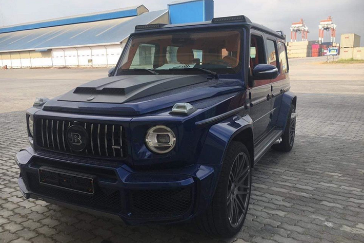 Riêng chiếc SUV hạng sang Mercedes-AMG G63 màu xanh Brilliant Blue lại có lý lịch khá đặc biệt, xe mang trên mình bản độ Brabus 800 Widestar rất cá tính và động cơ cũng thuộc diện khủng.