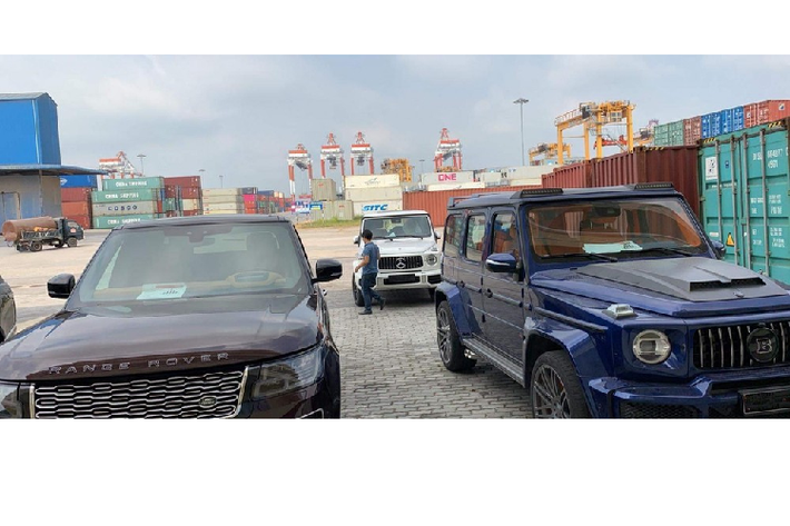 Khá bất ngờ là càng về gần cuối năm 2019, số lượng siêu xe và SUV hạng sang được mở công tại Việt Nam khá nhiều. Đỉnh điểm là có đến 4 chiếc xe SUV hạng sang tiền tỷ được mở công trong sáng ngày 27/12/2019. Trước đó một tuần là cặp đôi siêu xe mui trần Lamborghini Aventador LP750-4 SV Roadster và McLaren 720S Spider.