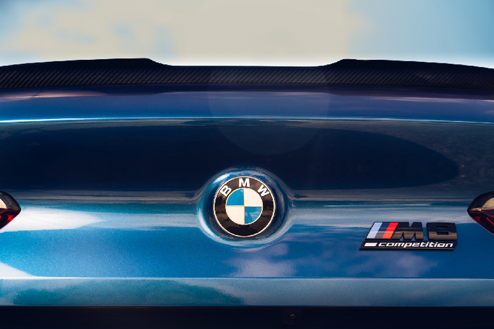 Bên trong mẫu xe sang BMW M8, nội thất sẽ làm bạn choáng ngơp với bộ ghế thể thao M Sport có thể điều chỉnh, bảng đồng hồ 12,3 inch và màn hình thông tin giải trí 10,25 inch tích hợp hệ điều hành Operating System 7.0 mới nhất của BMW.