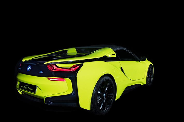 Ngoài ra, i8 Roadster là một phiên bản mui trần với trang bị mui mềm chỉnh điện có thể đóng/mở trong vòng 15 giây và có thể hoạt động bình thường khi xe di chuyển dưới 50 km/h.