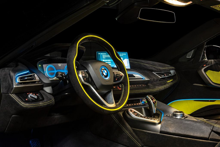 Bên cạnh da, carbon cũng là vật liệu được nhà sản xuất dùng nhiều trên siêu xe BMW i8 Roadster LimeLight Edition.