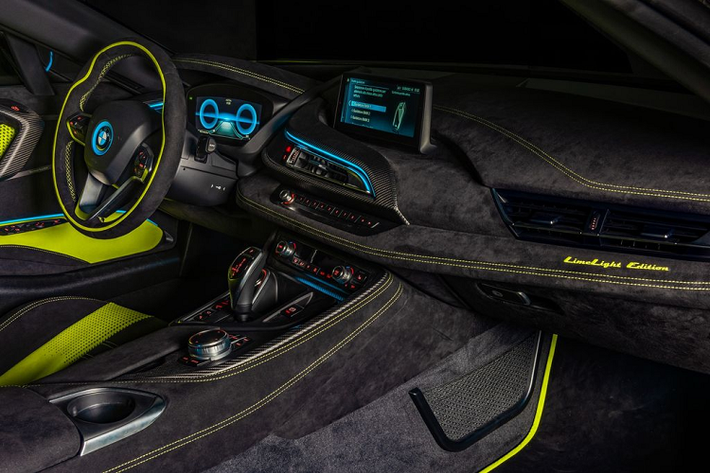 Đúng như tên gọi LimeLight Edition, i8 Roadster mang trong mình "bộ cánh" màu xanh nõn chuối cực ấn tượng và dễ dàng thu hút mọi ánh nhìn ngay từ lần gặp đầu tiên. Kết hợp với lớp áo này là bộ mâm được sơn đen huyền bí cùng ốp phanh hiệu suất cao cũng mang màu xanh tương tự màu ngoại thất càng làm gia tăng sự nổi bật cho xe.